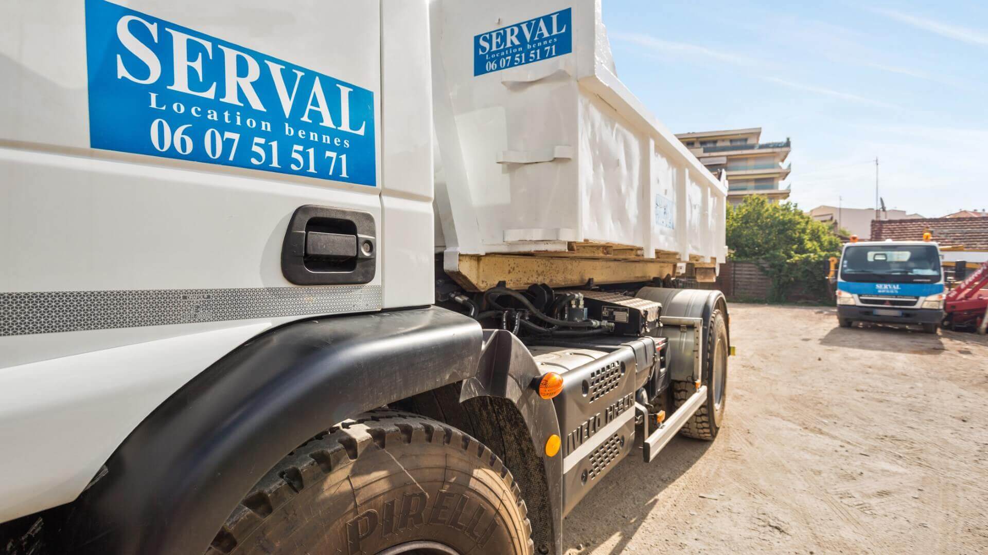 camion benne blanc Serval en location